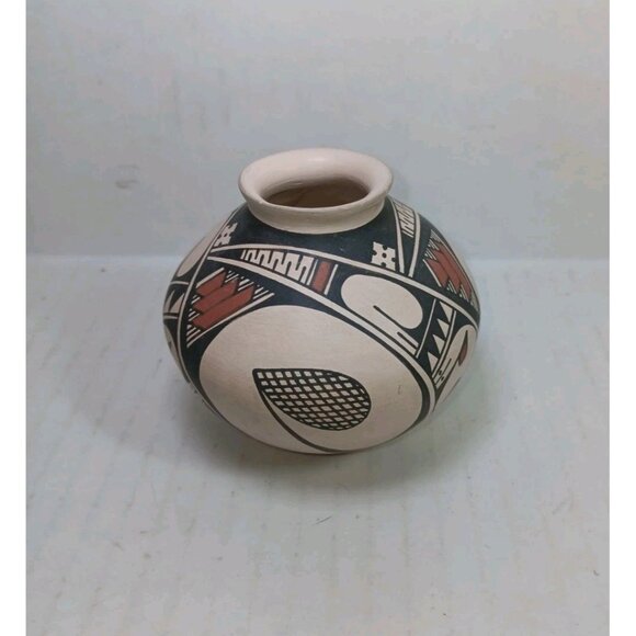 Mata Ortiz pottery Signed by Gabino Ledezma Handmade and Painted Folk Art - Picture 1 of 7